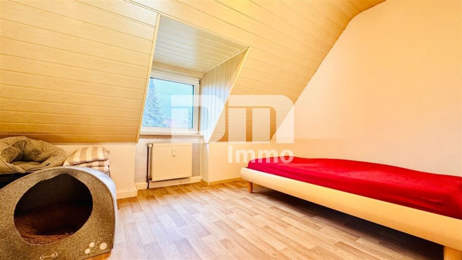 Solides Ein- bis Dreifamilienhaus + zwei Garagen mit großem Grundstück in Traumlage - DG Schlafzimmer / Kinderzimmer